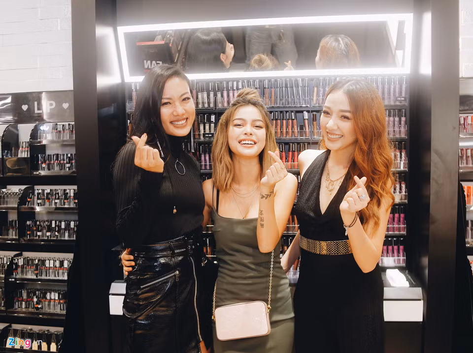 Khi đứng giữa các hot girl Việt, Lily lộ rõ khuyết điểm là cơ thể nhỏ bé và chiều cao "nấm lùn".