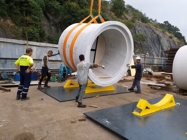 Vì mỗi chiếc ống bê tông này nặng gần 22 tấn nên chúng có thể an toàn xếp chồng lên nhau mà không cần vật liệu kết dính. Theo kiến trúc sư điều này sẽ giúp giảm thiểu chi phí lắp đặt.