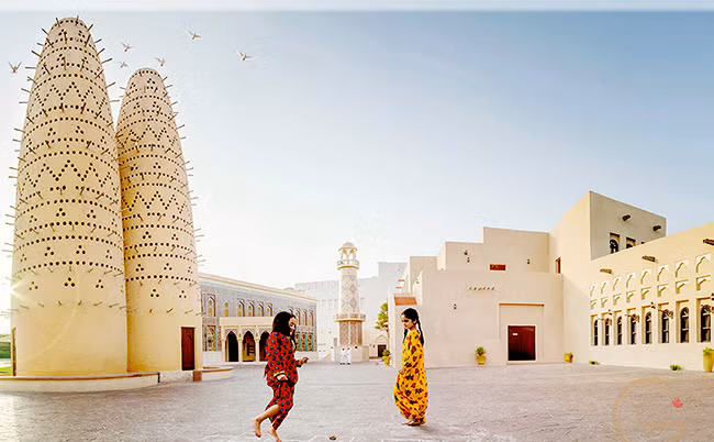  3. Làng văn hóa Katara Nằm ở bờ biển phía đông giữa vịnh Tây và đảo Ngọc, đây như một ngọn hải đăng về văn hóa nghệ thuật, gồm cả văn học, âm nhạc, hội họa, sân khấu và triển lãm. Du khách đến đây có thể tham gia nhiều hoạt động văn hóa truyền thống cũng như chụp ảnh cùng nhừng kiến trúc rất đặc trưng.