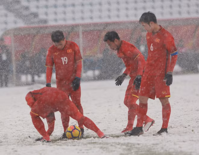 Chính Văn Thanh đã tự tay xúc tuyết trong tình huống Quang Hải đứng trước quả đá phạt ở trận Chung kết U23 Châu Á 2018. Nhờ đó, cầu thủ của Hà Nội FC có được điều kiện tốt nhất để sút tung lưới đối phương gỡ hòa 1-1 cho U23 Việt Nam.