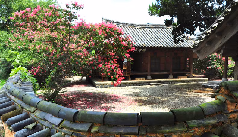  Làng Namsa Yedam: Khi đến làng Namsa Yedam, du khách có thể tham quan những căn nhà truyền thống Hanok. Nằm ở chân núi Jirisanm, ngôi làng nổi tiếng đến mức, khi nhắc đến Gyeongsangnam, Namsa Yedam sẽ hiện lên ngay trong tâm trí du khách. Ảnh: Sancheong.