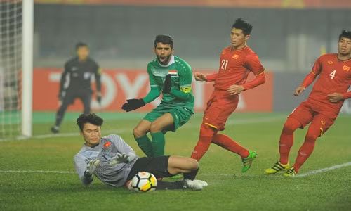 "Người hùng" - có lẽ sẽ là cách gọi của nhiều người hâm mộ khi nhắc đến thủ môn Tiến Dũng của U23 Việt Nam. Suốt trận, Tiến Dũng luôn chơi rất xuất sắc, ra vào hợp lý, phản xạ nhanh và đặc biệt, anh đã tỉnh táo bắt bài cầu thủ Iraq trong quả sút luân lưu đầu tiên, trực tiếp làm nên chiến thắng cuối cùng cho ĐT U23 Việt Nam.