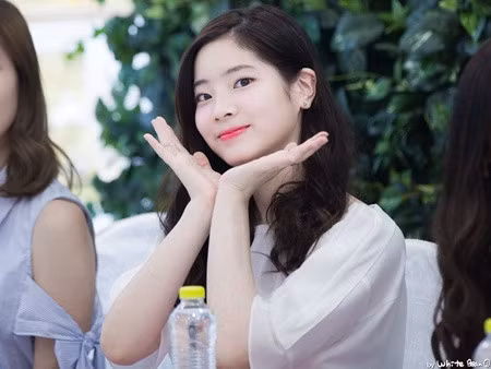 Bước đầu tiên để gây ấn tượng với mọi người và thu hút fan chính là làn da sạch đẹp, mịn màng. Bất cứ thần tượng nào cũng đều chú trọng chăm sóc da mặt, dưỡng da để có một làn da mịn màng, giúp mình tỏa sáng. Bạn hãy thử bất kỳ thương hiệu chăm sóc da nổi tiếng nào của Hàn Quốc để biết sự hiệu quả của nó.