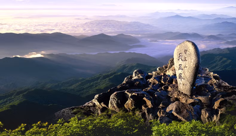  Đỉnh núi Cheonwangbong: Cùng với núi Geumgansan và Hallasan, núi Jirisan được xem là ngọn núi linh thiêng nhất ở Hàn Quốc. Năm 1957, nơi đây được công nhận là Công viên quốc gia đầu tiên của nước này. Trong đó, đỉnh Cheonwangbong nằm ở Sancheong có độ cao hơn 1.915 m. Khi tới đây, bạn có thể ngắm cảnh mặt trời mọc tuyệt đẹp giữa biển mây rộng lớn. Ảnh: Sancheong.