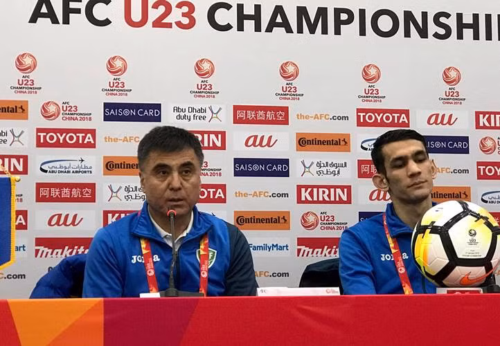 HLV Ravshan Khaydarov (trái) cho rằng trận chung kết gặp U23 Việt Nam sẽ rất khó khăn đối với ông cùng các học trò. Ảnh: Xuyên Vân