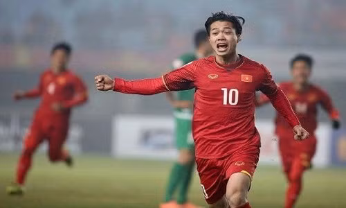 Điểm nhấn đầu tiên trong chiến thắng lịch sử của U23 Việt Nam chính là cách nhập cuộc của các cầu thủ. 15 phút đầu hiệp 1 là thời điểm U23 Việt Nam chơi bóng rất tự tin và chủ động trong mọi tình huống. Bàn thắng ở phút 13 của Công Phượng mang tính chất vô cùng quan trọng, tác động trực tiếp tới tinh thần cũng như cách triển khai thế trận của U23 Việt Nam trong thời gian còn lại của trận đấu. Cách đánh phủ đầu của chúng ta đã có hiệu quả khi ở những phút sau bàn thắng đầu tiên, U23 Iraq chơi rất bế tắc.