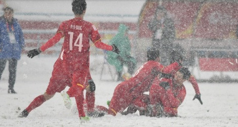 Khoảnh khắc các cầu thủ U23 Việt Nam ăn mừng bàn thắng của Quang Hải. Ảnh: Zing.vn