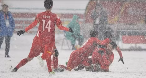 Khoảnh khắc các cầu thủ U23 Việt Nam ăn mừng bàn thắng của Quang Hải. Ảnh: Zing.vn