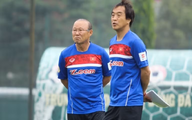 HLV Park Hang-seo khẳng định trợ lý Lee Young-jin là bộ não của mình. Ảnh: I.T