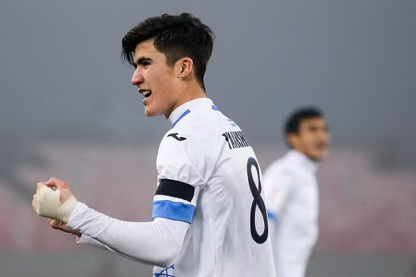 Hành trình đoạt cúp vô địch giải bóng đá U23 châu Á của đội tuyển U23 Việt Nam chỉ còn cách trận chung kết gặp U23 Uzbekistan vào ngày 27/1 tới. Bên cạnh sự quan tâm dành cho các "chân sút vàng" của đội nhà như Quang Hải, Văn Thanh, Xuân Trường hay thủ môn Bùi Tiến Dũng, dân mạng Việt cũng để mắt tới các cầu thủ đội bạn.