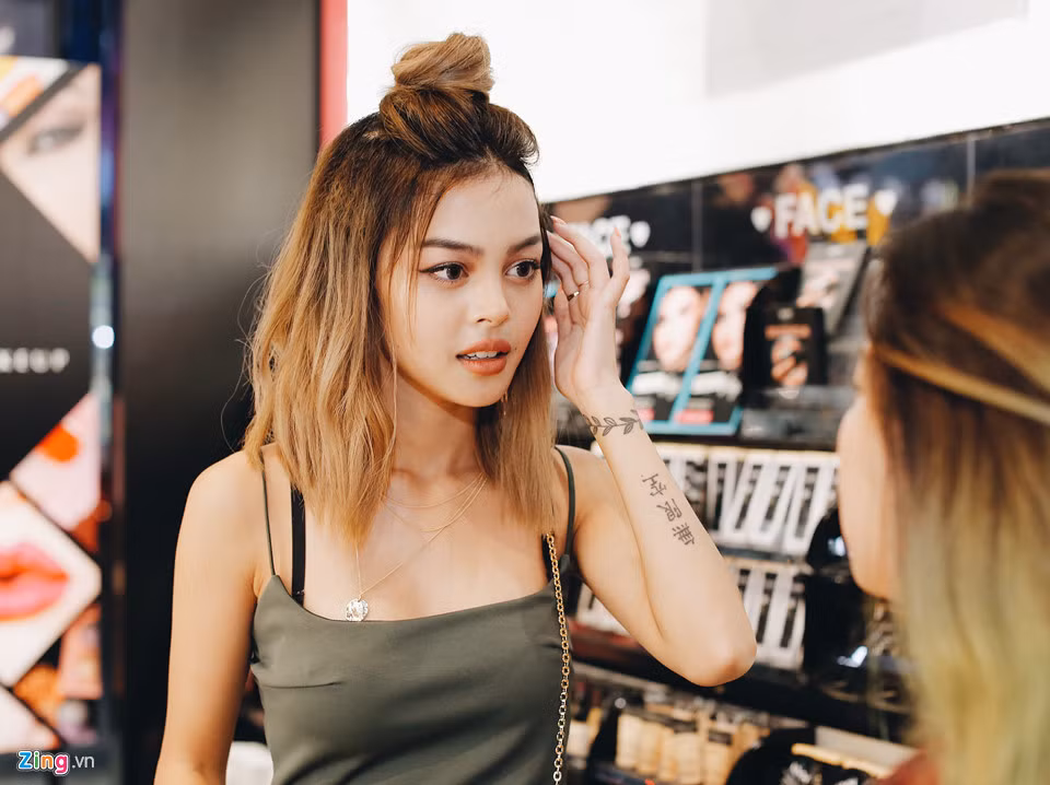 Ngoài đời, "bông hồng lai" biết cách make up phô diễn những lợi thế trên gương mặt như đôi mắt to tròn, mũi thẳng và cao, đặc biệt là bờ môi. Phong cách trang điểm của cô nàng nhấn vào đôi mắt to, đôi môi quyến rũ cùng màu son cam nude quen thuộc, vốn đã là "thương hiệu" của cô gái sở hữu 3,4 triệu người theo dõi Instagram này.