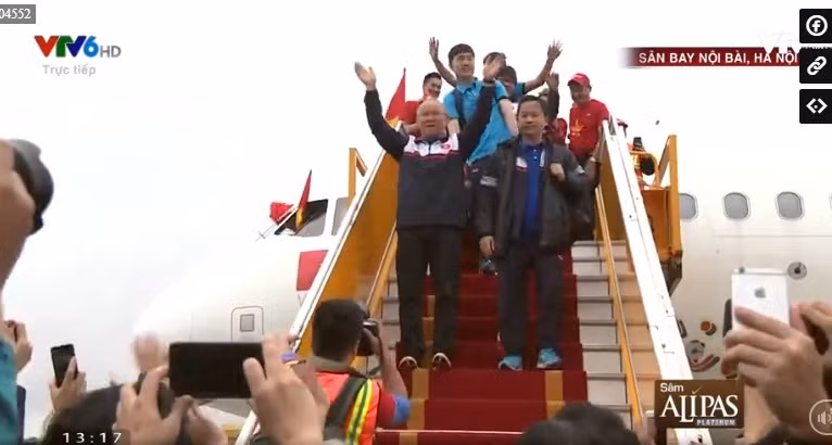 13h20 phút, HLV Park Hang-seo cùng ban huấn luyện, đội tuyển U23 Việt Nam đã bước xuống máy bay.