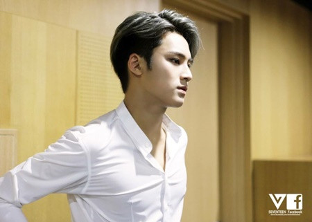 Điều quan trọng nhất khi mua sắm quần áo là nhận được một bộ đồ với phù hợp với cơ thể bạn và idol Kpop cũng không phải ngoại lệ.