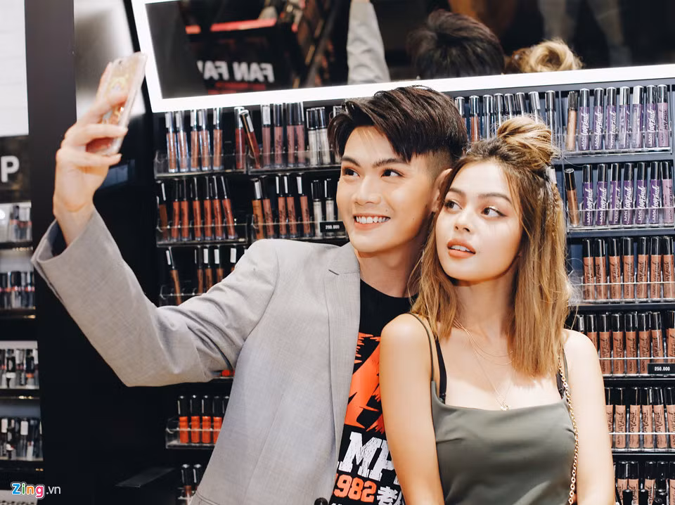 Thần thái cùng khuôn miệng là điểm nhấn của Lily Maymac, cũng là lý do cô được mệnh danh "hot girl môi dày".