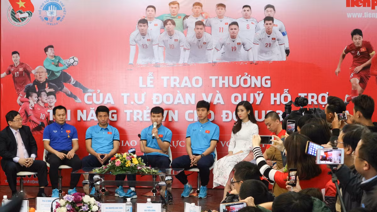 HLV Lư Đình Tuấn cùng Quang Hải, Văn Hậu và trung vệ Bùi Tiến Dũng tham gia buổi giao lưu với khán giả. Ảnh: Anh Sơn.