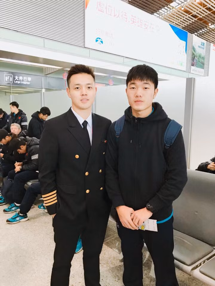 Đội trưởng Lương Xuân Trường lại có một bức ảnh chụp cùng cơ trưởng chuyến bay đưa đội tuyển U23 Việt Nam về nước, "đốn tim" hàng triệu fan nữ. Hai chàng trai đều thuộc hàng "cực phẩm", vừa tài giỏi vừa đẹp ngang tầm mỹ nam khiến chị em phải hú hét không ngừng.