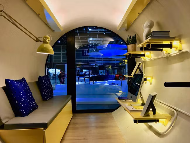 Bên trong sẽ có một chiếc ghế sofa có thể mở ra thành giường, kệ đỡ, một tủ lạnh mini, lò vi sóng và một phòng tắm có vòi hoa sen.