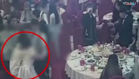 Cô dâu ngã quỵ vì uống quá nhiều rượu.