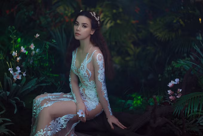 Hồ Ngọc Hà quyễn rũ trong bộ váy trắng thêu ren.