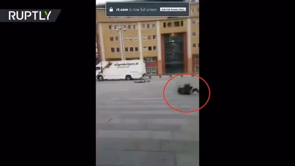 Người đàn ông bị gió thổi bay.