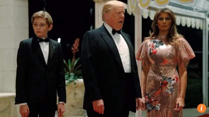 Tổng thống Mỹ Donald Trump cùng Đệ nhất phu nhân Melania và con trai Barron đón năm mới tại khu nghỉ dưỡng Mar-a-Lago.