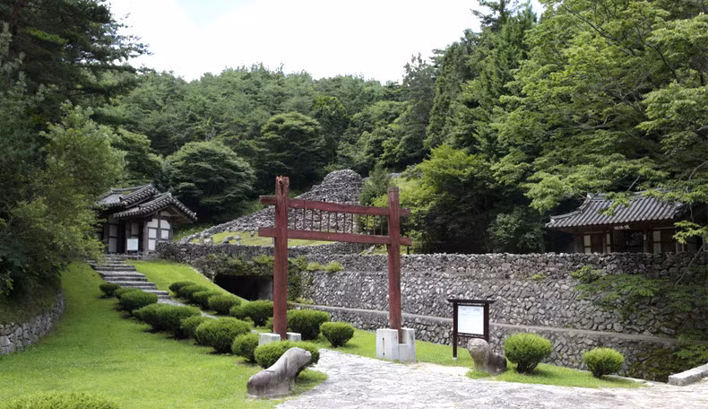  Mộ vua Guhuyeong: Vua Guhuyeong là vị vua thứ 10 của vương quốc Gaya. Ông trị vì 11 năm cho đến khi chuyển giao quyền lực cho vua Beopheung của Vương quốc Silla vào năm 532. Ngôi mộ được xây dựng ở giữa sườn đồi, có hình dáng độc đáo gồm các bậc thang và 7 tầng. Trong đó, vị trí cao nhất của ngôi mộ là 7,15 m. Ảnh: Sancheong.