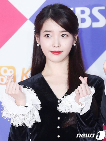 Không ít nghệ sĩ K-Pop rất chăm chút cho đôi lông mày của mình, biến chúng trở thành đặc điểm riêng, tạo sự khác biệt. Các thần tượng của K-Pop thường để lông mày thẳng vì nó mang lại cảm giác mềm mại và trẻ trung với người đối diện.