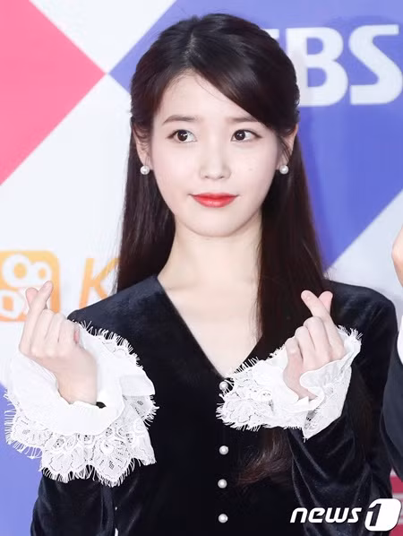 Không ít nghệ sĩ K-Pop rất chăm chút cho đôi lông mày của mình, biến chúng trở thành đặc điểm riêng, tạo sự khác biệt. Các thần tượng của K-Pop thường để lông mày thẳng vì nó mang lại cảm giác mềm mại và trẻ trung với người đối diện.