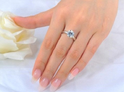 Khe giữa ngón giữa và ngón đeo nhẫn rộng là người thích ngao du khắp nơi nên gặp nhiều trắc trở. Nếu không biết điều chỉnh thì cuộc sống gặp nhiều khó khăn khi về già.