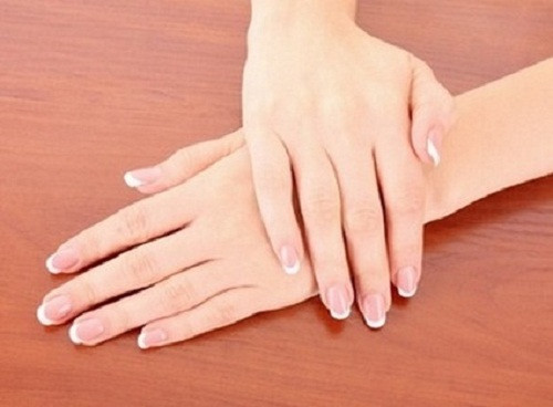 Ngược lại, khe hở giữa ngón trỏ và ngón giữa mà nhỏ là người suy nghĩ cẩn thận trong mọi việc.