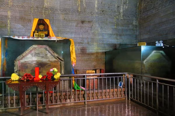 Cũng tương tự thế, cho đến nay, khoa học vẫn chưa đưa ra lời giải thích hợp lý cho hiện tượng quan tài của vua Càn Long tự dịch chuyển.