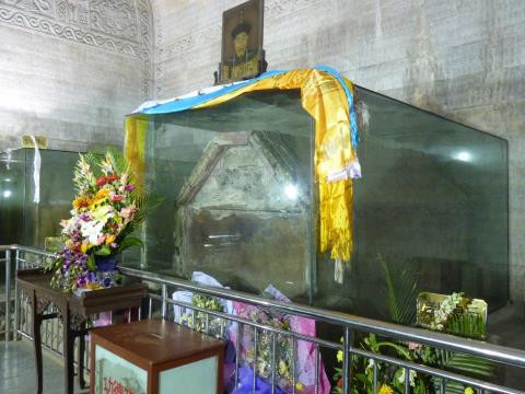 Có người cho rằng quan tài của Càn Long dịch chuyển vì nước ngấm vào hầm mộ, khiến nó trôi đi. Tuy nhiên, cách giải thích này không hợp lý vì nước trong hầm mộ khá yên lặng, không đủ sức làm trôi cả cỗ quan tài rất nặng.