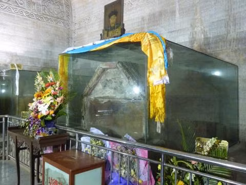 Có người cho rằng quan tài của Càn Long dịch chuyển vì nước ngấm vào hầm mộ, khiến nó trôi đi. Tuy nhiên, cách giải thích này không hợp lý vì nước trong hầm mộ khá yên lặng, không đủ sức làm trôi cả cỗ quan tài rất nặng.