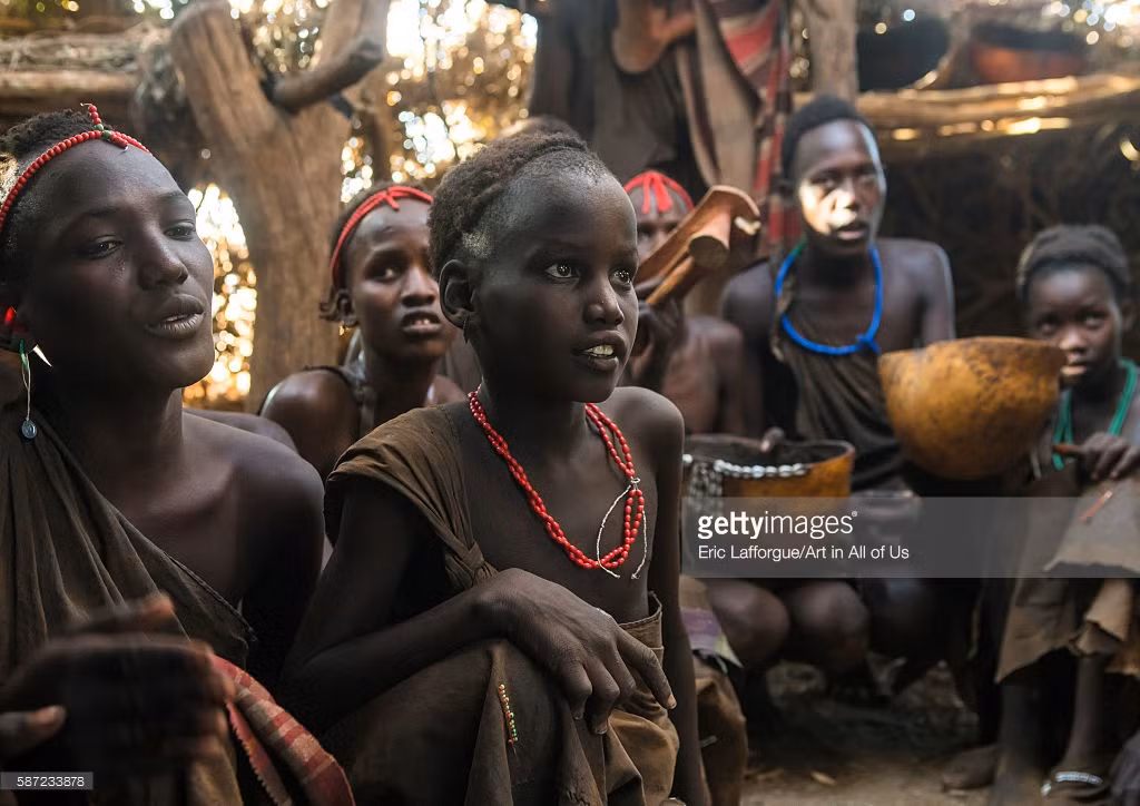 Thậm chí, người Dassanech còn xua đuổi, không cho người lạ đến gần họ.