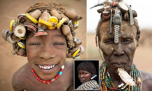 Tất cả nam và nữ trong bộ tộc đều ở trần.