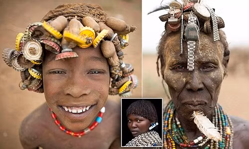 Tất cả nam và nữ trong bộ tộc đều ở trần.