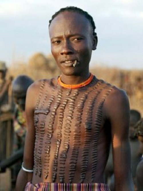 Họ còn làm đẹp bằng cách dùng vỏ cây rạch da trên khắp cơ thể, tạo vết sẹo lồi lõm.