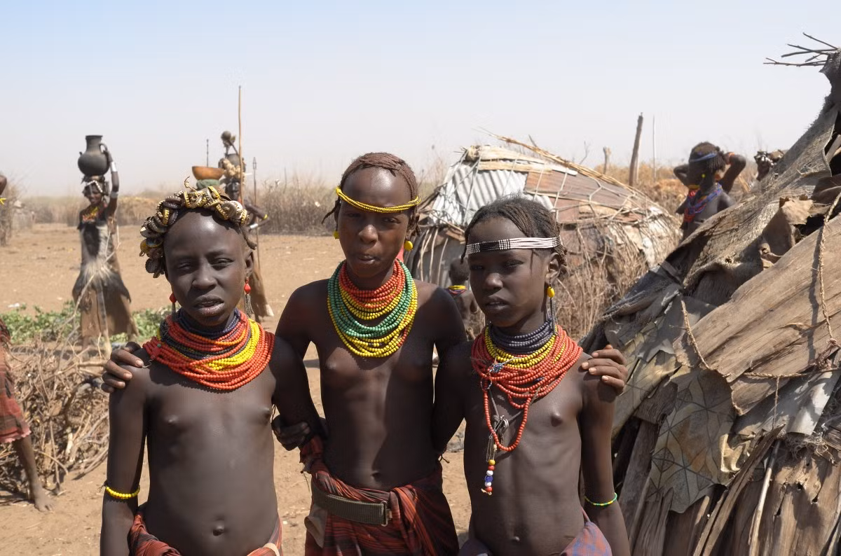 Bộ tộc Dassanech bao gồm rất nhiều gia tộc, trong đó gia tộc lớn nhất Galbur chịu trách nhiệm đối với mọi vấn đề về bệnh tật của cả bộ tộc.