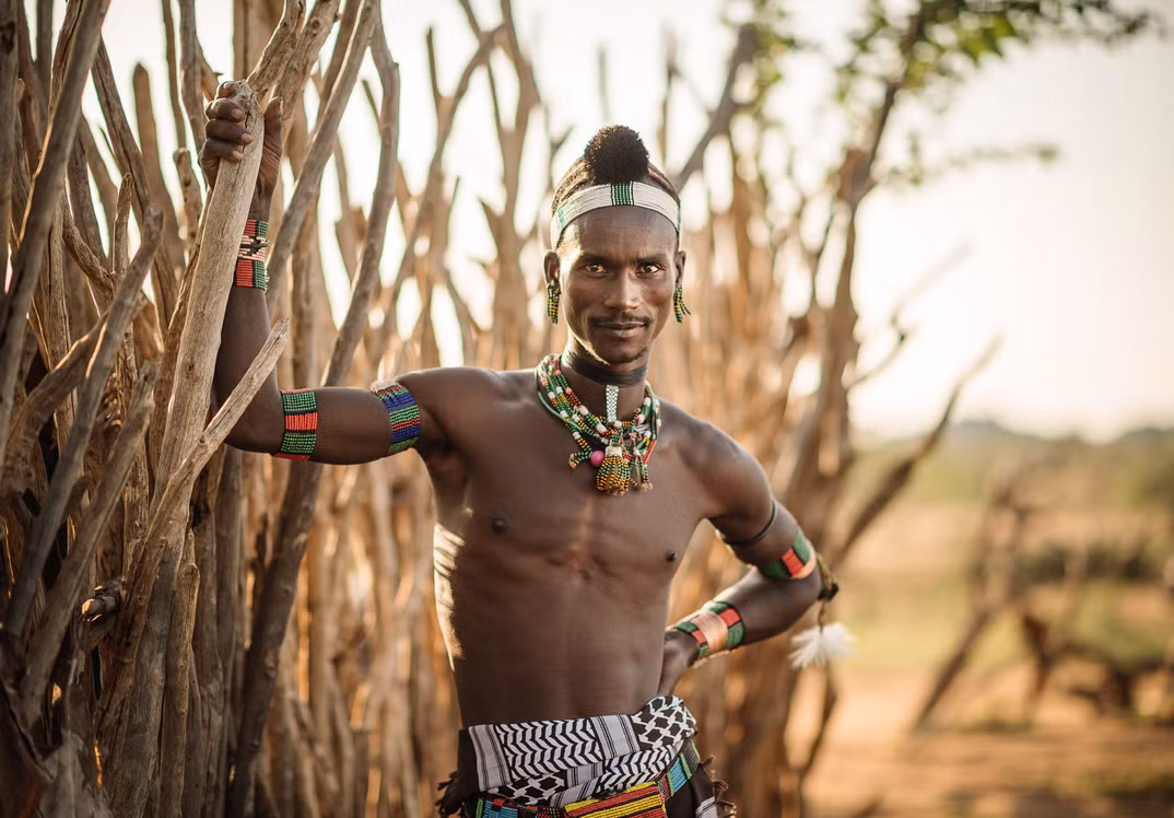 Họ sống chủ yếu bằng việc săn bắn và hái lượm.