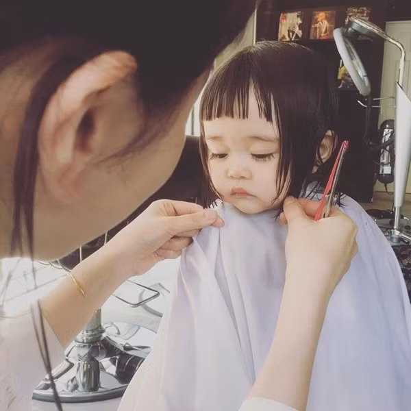 Với đôi mắt long lanh ngấn nước chực khóc, hàng mi dài cụp xuống vì buồn, những bức ảnh cô bé cắt tóc đã đạt hơn 53 nghìn chia sẻ từ phía cư dân mạng. Cuối cùng, Kaori đã tạo cho cô bé bộ tóc mái ngố đáng yêu.