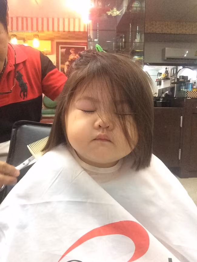 Được biết, cô bé có tên Chi Chi, đang sinh sống tại Thái Lan. Cô bé đáng yêu có hẳn cả một fan club của riêng mình và em trai, ngoài ra Chi Chi cũng từng đoạt giải một cuộc thi thời trang dành cho trẻ em.