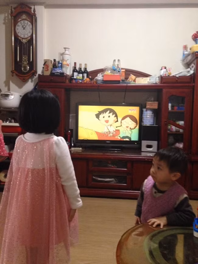 Theo đó, bé gái này có tên Tiểu Thuần Vân, 5 tuổi. Mẹ của cô bé cho biết, con gái mình rất thích bộ phim hoạt hình Maruko và ngày nào cũng xem một cách đều đặn. Thậm chí, cô bé còn thuyết phục mẹ để được cắt tóc giống Maruko. Mẹ của Tiểu Thuần Vân hy vọng rằng đây chỉ là sở thích tạm thời của cô bé nên cố tình trì hoãn quyết định 1 tuần.