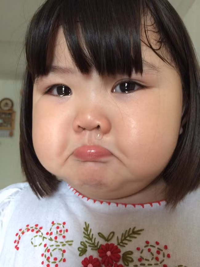 Chi Chi được yêu thích bởi vẻ bụ bẫm, đáng yêu, hai má phúng phính. Những bức ảnh của em được chia sẻ rất nhiều trên mạng xã hội, đặc biệt là những bức ảnh làm mặt xấu.