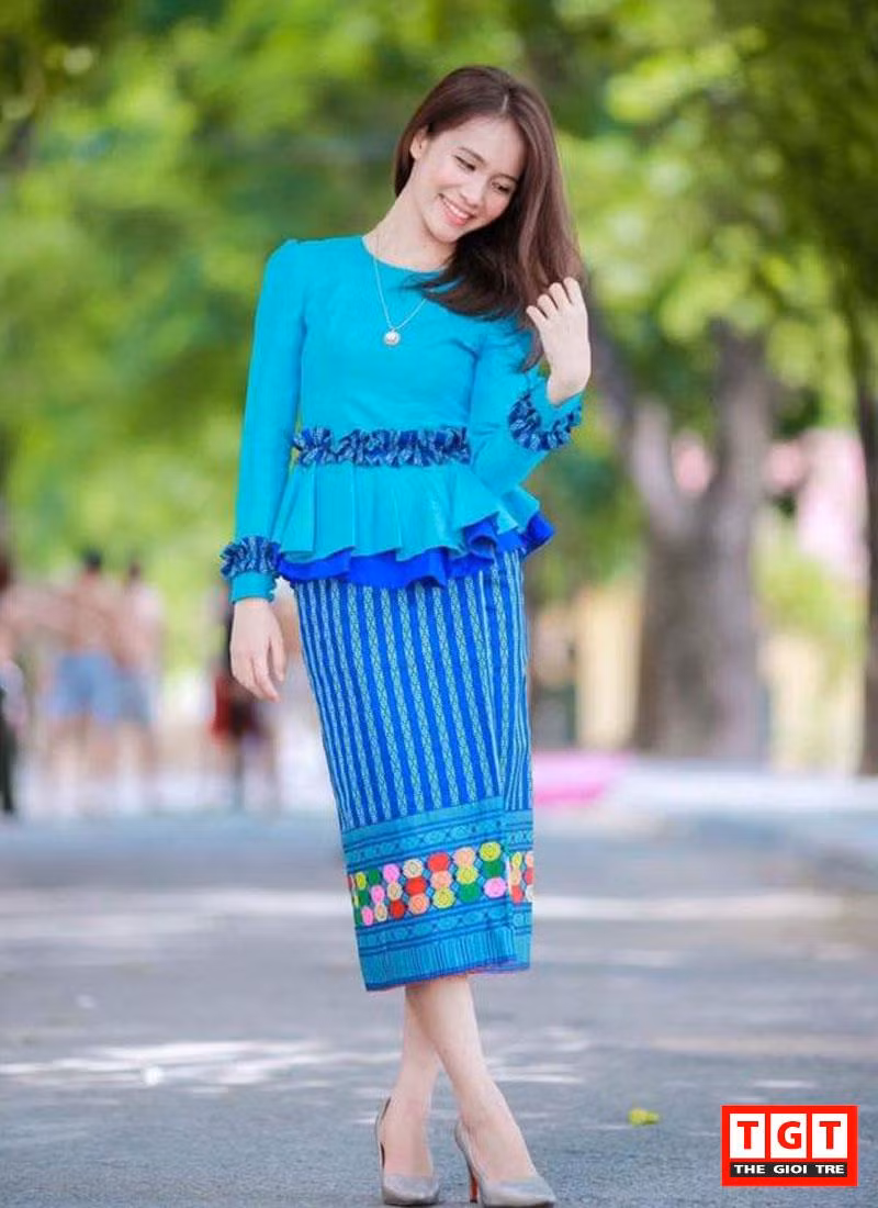 Tuy nhiên,ngoài giờ hành chính hay khi đi chơi cùng bạn bè, Ly lại trở nên thật năng động,khỏe khoắn và có khi là khá sành điệu bởi style của mình.