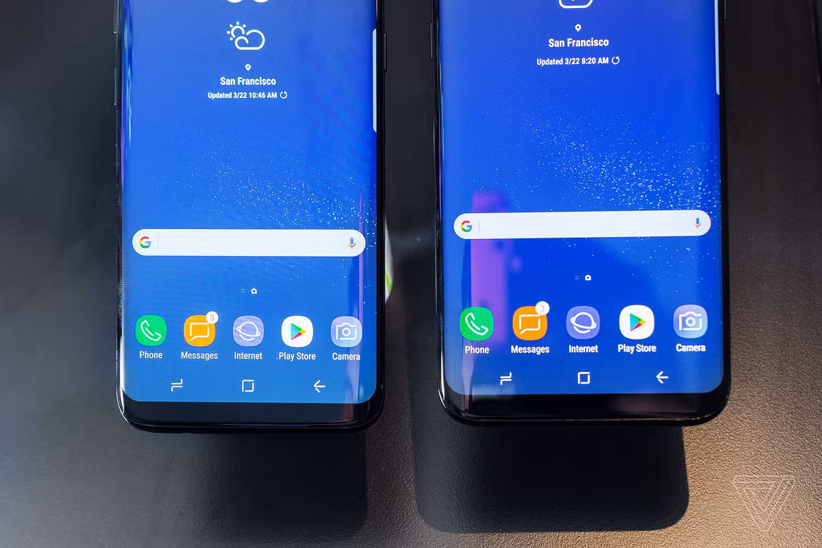 Màn hình trên S8 và S8+ là thứ nổi bật nhất. Cả hai đều có màn hình lớn 5.8 inch và 6.2 inch được thiết kế tràn cạnh. Mặc dù cỡ lớn nhưng 2 máy được Samsung thu gọn bề ngang nên không lớn hơn những smartphone cao cấp hiện nay. Chiếc S8 có bề ngang nhỏ hơn Galaxy S7 edge và không lớn hơn nhiều so với iPhone 7 dù nó có màn hình lớn hơn cả hai thiết bị kia. Màn hình trên bộ đôi Galaxy S8 cũng có tỷ lệ khung hình khác biệt 18,5:9, dài hơn khá nhiều so với các màn hình 16:9 quen thuộc hiện nay. Kéo dài màn hình cũng khiến Samsung phải chuyển nút Home cùng cảm biến vân tay về sau mặt lưng. Các nút điều hướng quen thuộc trên điện thoại Android (back, home và đa nhiệm) vẫn còn. Samsung dành ra một khu vực để cho các phím điều hướng được hãng gọi là "nút home vô hình". Khu vực này sử dụng phản hồi xúc giác để mô phỏng cảm giác như bấm nút vật lý, tương tự như những gì Apple làm với chức năng cảm ứng lực Force Touch trên iPhone.