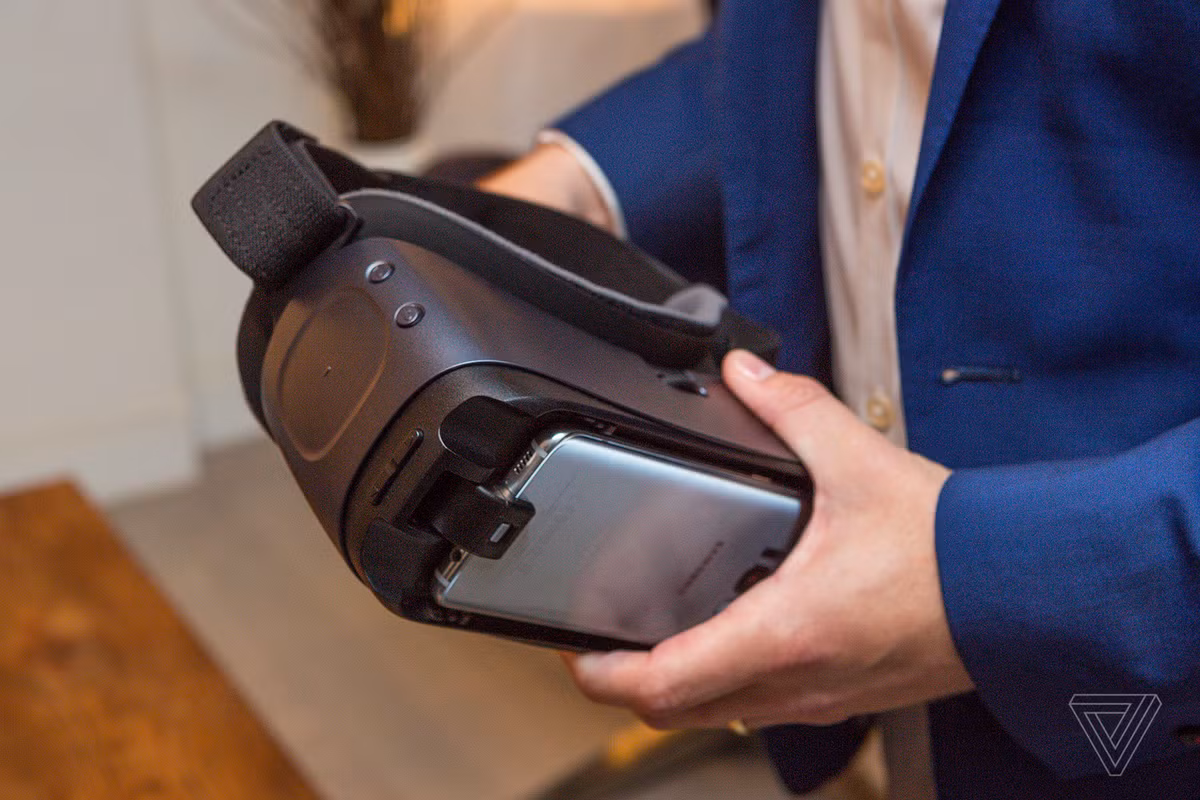 Chiếc Gear VR mới đã được Samsung giới thiệu tại sự kiện MWC diễn ra hồi tháng Hai đầu năm. Chi tiết mới thú vị nhất trong buổi thông báo tối qua là tay cầm điều khiển đã hỗ trợ bàn di cảm ứng chạm và một số nút khác. Tay cầm sẽ được bán kèm cùng Gear VR mới với giá 129 USD hoặc bán riêng với giá 39 USD.