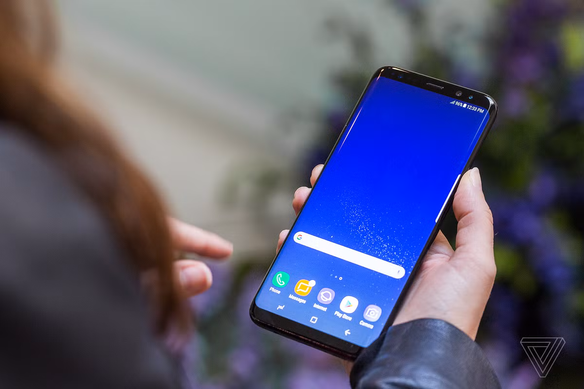 Về camera, chỉ có một điểm được Samsung thay đổi là camera của S8 sẽ có khả năng chụp nhiều tấm cùng lúc và kết hợp giữa các phần tốt nhất để tạo ra bức ảnh đẹp. Điều này có vẻ giống với tính năng HDR+ trên Google Pixel. Một thay đổi nhỏ nữa là do không có nút home nên Samsung đã chuyển phím tắt mở nhanh camera sang nút nguồn.