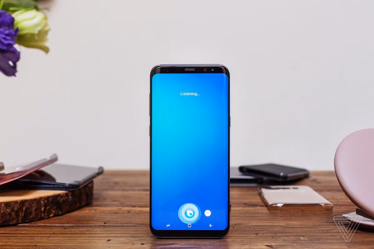 Có một điểm quan trọng bạn cần biết về Bixby: Samsung tỏ ra quyết tâm trong việc phát triển trợ lý ảo mới khi Bixby được trang bị riêng nút vật lý mới. Đó có thể coi là cam kết của hãng điện tử Hàn Quốc với trợ lý ảo này. Nhìn chung, Bixby không khác nhiều so với các trợ lý ảo hiện nay. Bạn có thể đề nghị nó lập nhắc nhở và báo thức. Nhưng Samsung hứa hẹn "mọi thứ bạn có thể làm với cảm ứng cũng sẽ có thể điều khiển được bằng giọng nói", một sự đặt cượt lớn. 10 ứng dụng của Samsung sẽ hỗ trợ điều khiển giọng nói của Bixby, cho phép người dùng làm những việc như xoay ảnh bằng giọng nói. Ngoài ra, Samsung kêu gọi các lập trình viên viết các ứng dụng đặc biệt hỗ trợ Bixby. Bixby cũng kết nối với ứng dụng camera để cung cấp một vài tính năng thực tại ảo tăng cường. Nhưng hiện tại những gì mà trợ lý nào làm được mới là nhận diện các đối tượng để tạo ra nút "buy" (mua hàng). Chưa rõ sắp tới Samsung có đưa thêm nhiều tính năng về thực tại tăng cường cho Bixby hay không, có lẽ phải chờ đến khi có S8 bản thương mại chính thức trên tay.