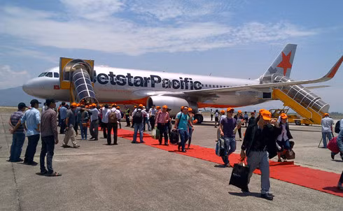 Nguyen nhan hanh khach Jetstar bi “giam long” tren may bay
