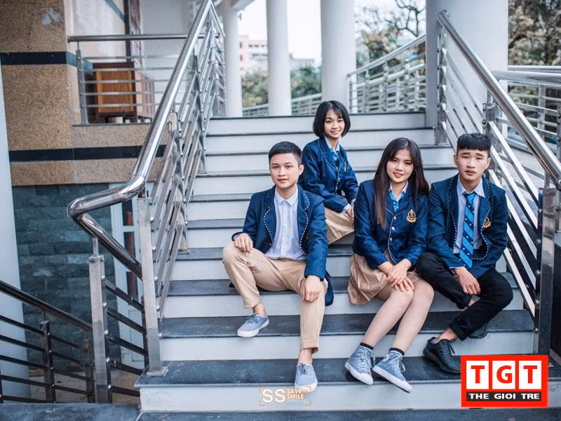 Bạn Minh Thúy- một thành viên trong lớp chia sẻ: “Để thực hiện concept này chúng em cũng có nhiều cân nhắc. Bởi có nhiều ý kiến cho rằng, chúng em làm mất đi bản sắc văn hóa dân tộc, lai căng với những nền văn hóa khác. Nhưng em lại thấy, kỷ yếu là bộ ảnh ghi lại khoảng khắc vui tươi, nhộn nhịp của học sinh cuối cấp nhưng cũng phải thể hiện sự hội nhập, sáng tạo và màu sắc riêng của từng lớp. Như bộ ảnh của chúng em, dù cover bộ phim Hàn Quốc nhưng nó vẫn gắn với những điểm truyền thống của học sinh việt Nam, vẫn mang nét riêng, đẹp và đúng phong tục”.